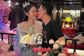林峰为张馨月庆34岁生日，夫妻当众亲吻齁甜，张馨月美貌营业惹眼图片