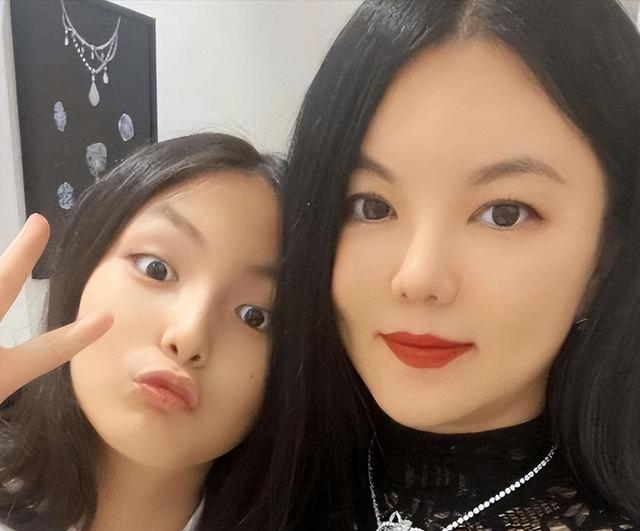 李湘的女儿王诗龄在自家北京小院拍照，配这个色调看上去有点吓人