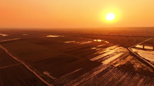 #运城头条#山西绛州：汾河岸畔高铁汾河“龙飞凤舞”入画来