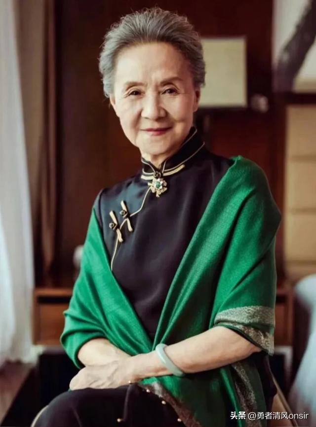 吴彦姝北京被偶遇，她包上挂着labubu好潮，87岁依旧优雅迷人