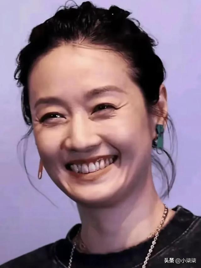 马伊琍花期太短了，爱抽烟的女人难抗老，岁月痕迹太明显