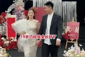 江苏男子与19岁女子订婚，未婚妻完美S型身材引发网友热议图片