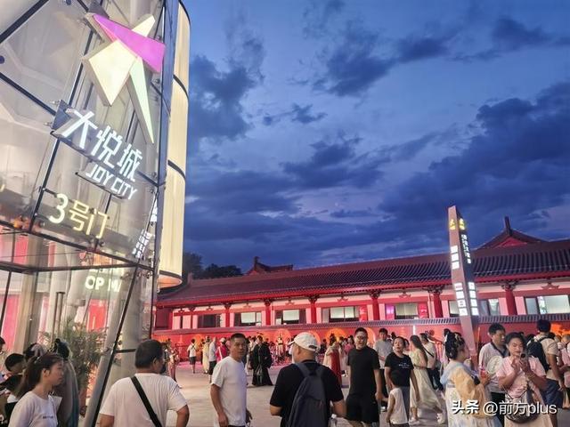 大唐不夜城景区：将红墙最佳打卡点让位给游客