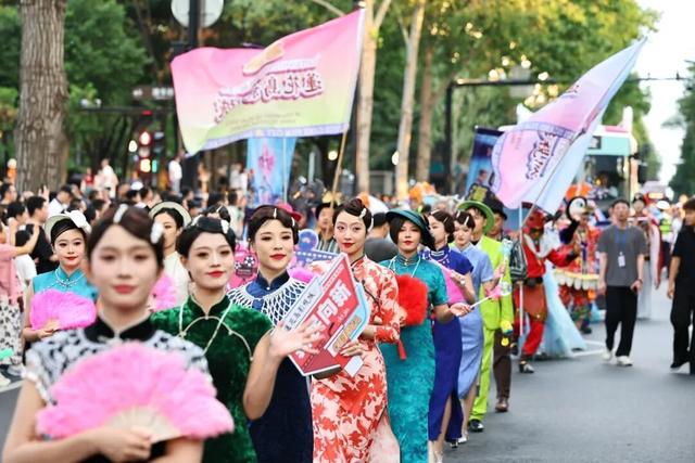 339.6万人点赞“向新”，文化与烟火点亮城市夜晚