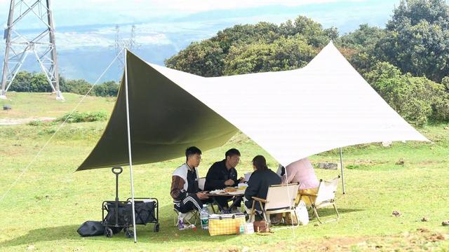 盘州乌蒙大草原：帐篷露营，高山草场上的独特体验