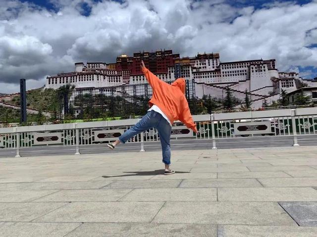武汉80后夫妻自驾出租车去拉萨，穷游一个多月花费4600元，曾骑摩托车长途跋涉到威海旅行