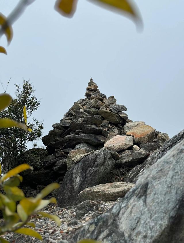 厦门六区之巅，岛内最高云顶岩339.6米，岛外最高云顶山1175米