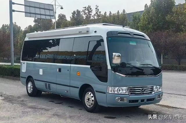 适合退休自驾！九龙考斯特中巴房车6座上下床版，四平八稳自动挡