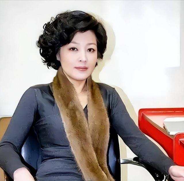 讨好大佬，陪睡上位，遭央视“开除”	，她身上的标签哪个才是真的