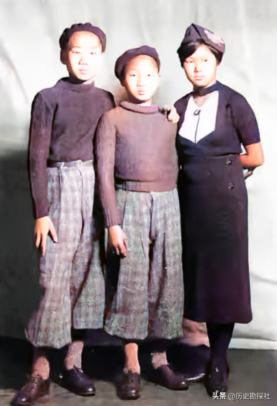 毛岸青81岁生日时的全家福，两个妹妹前来贺寿，儿媳刘滨体贴蹲着