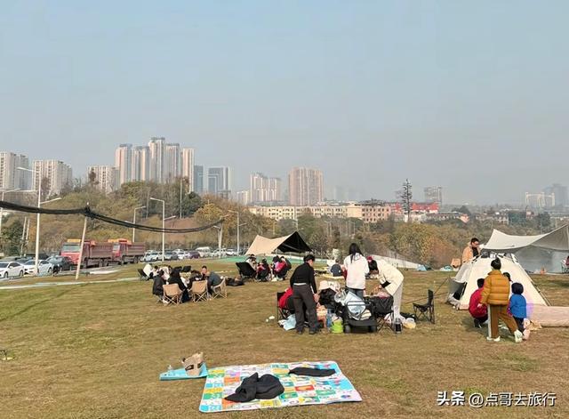 成都市区最大免费露营地，可以烧烤、烤肉，公共交通可到达！