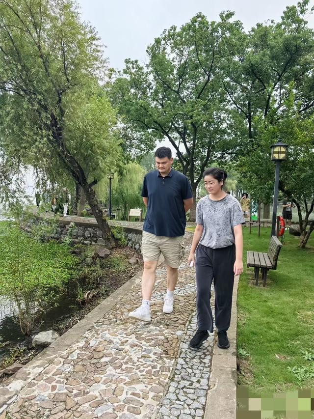 姚明国庆带一家人江苏旅游	，女儿姚沁蕾15岁身高1米93打扮太成熟