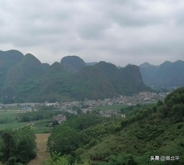 广西百色平果市与田东县交界的山区里有个小乡，没有海却叫海城