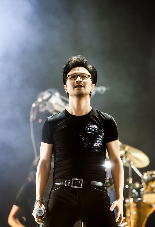 章子怡也没想到，离婚刚两年的54岁汪峰，竟走上了另一条上坡路