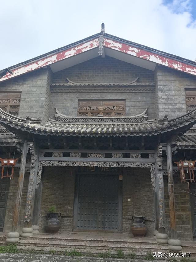 我行走在古镇的青石板路上