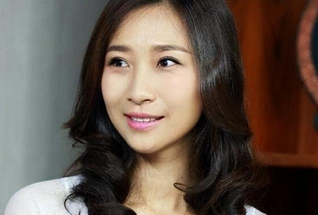 孙红雷小娇妻真是“大号水蜜桃”，丰满还穿紧身连衣裙翘臀好迷人