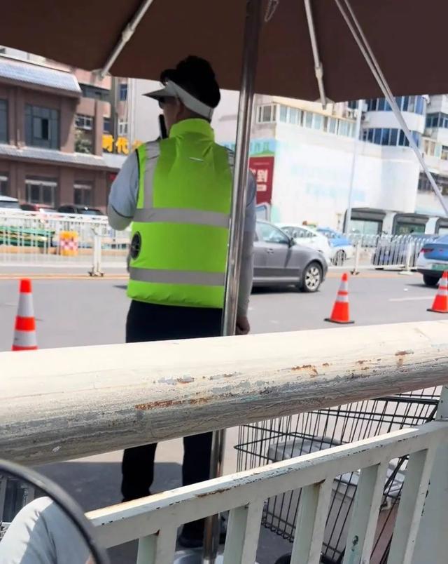 胖东来给员工配备内置风扇的“空调服”，最新回应：因室外气温较高，专为外勤人员发放