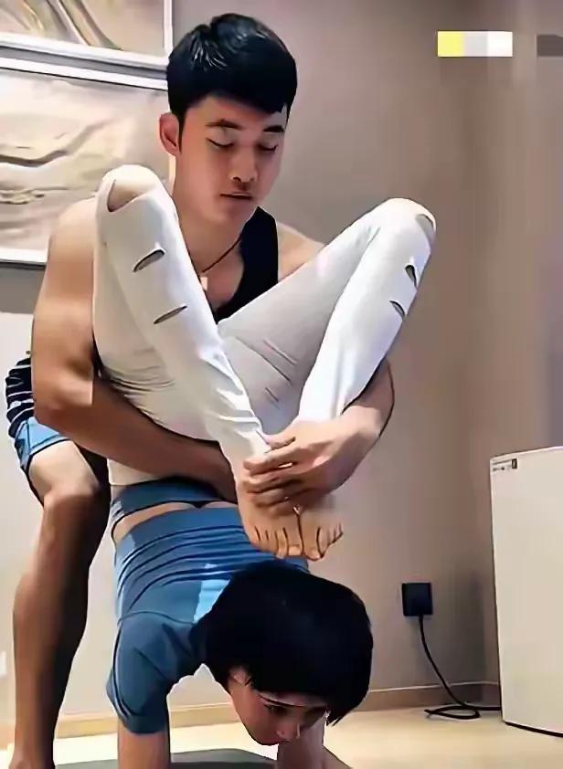 王子文瑜伽照现男教练，网友：这画面太尴尬了