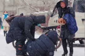 东北人冬季出门全靠“出溜”一步一步是挣扎，是不受控的步伐？图片