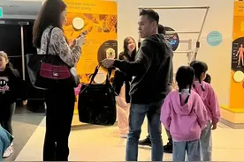 熊黛林一家四口温哥华旅游！夫妻俩轮流带娃好恩爱，打扮朴素惹眼图片