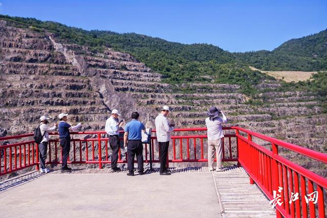 “亚洲第一天坑”焕新颜：废矿坑变身4A景区，年吸客80万人次