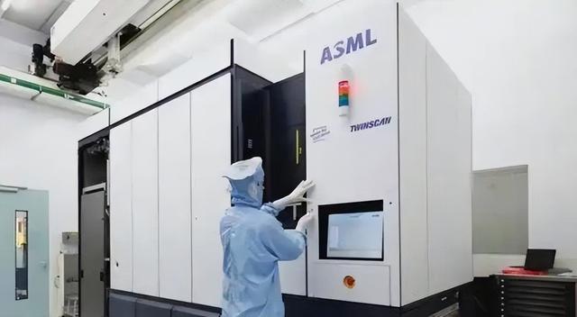荷兰巨头ASML曾发声：中国芯片制造技术落后西方10-15年