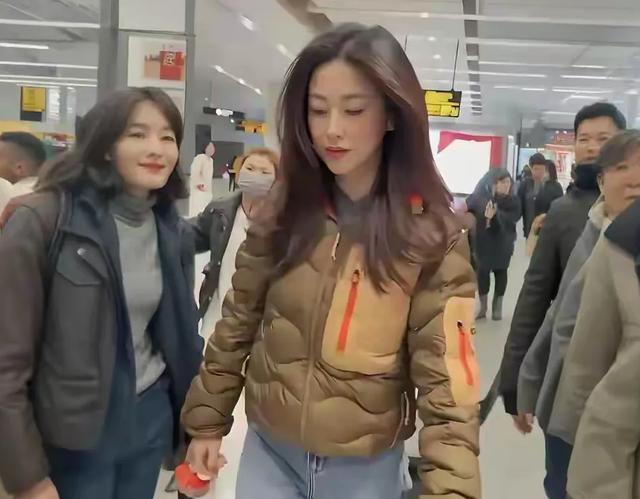 朱珠一件羽绒服火了，普通人穿却像米其林，差的不是钱是气质