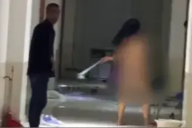 震惊！美女一丝不挂的闯入男寝打砸，集宁师范学院惊现疯狂一幕！图片