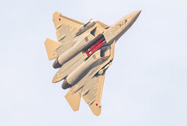 俄苏-57罕见亮出主弹舱	，全新反辐射导弹曝光，专为压制防空系统