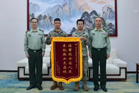 奉献热血见忠诚！儋州海警局执法员紧急献血救人，患者家属赠送锦旗致谢图片
