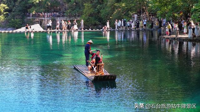 秋色泼染牯牛降，山水如画正当时