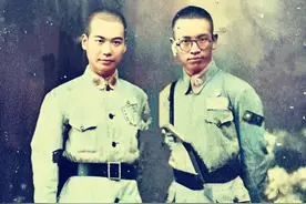 1937年，姚子青一张珍贵留影，他身穿军装，昂首挺胸，神情端正图片