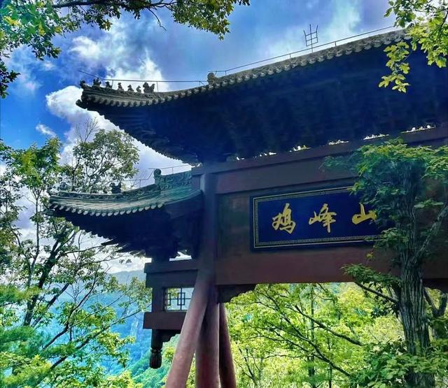 清风相随迎立秋，暑气正浓入鸡峰山