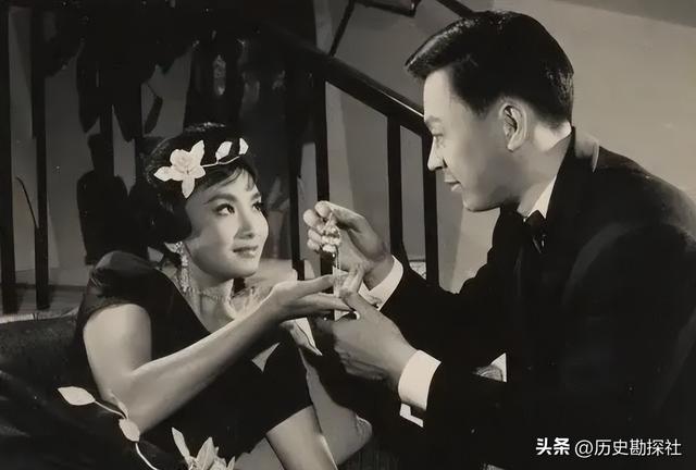 70年代，夏梦等人的罕见合影，她美得无可挑剔，堪称绝代佳人