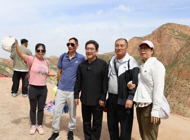 著名央视主持人水均益再次探访兰州水墨丹霞，直呼“不虚此行”！
