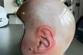 看一遍笑一遍60张搞笑动图，总有一张笑到你！这头盔看到都有点懵图片