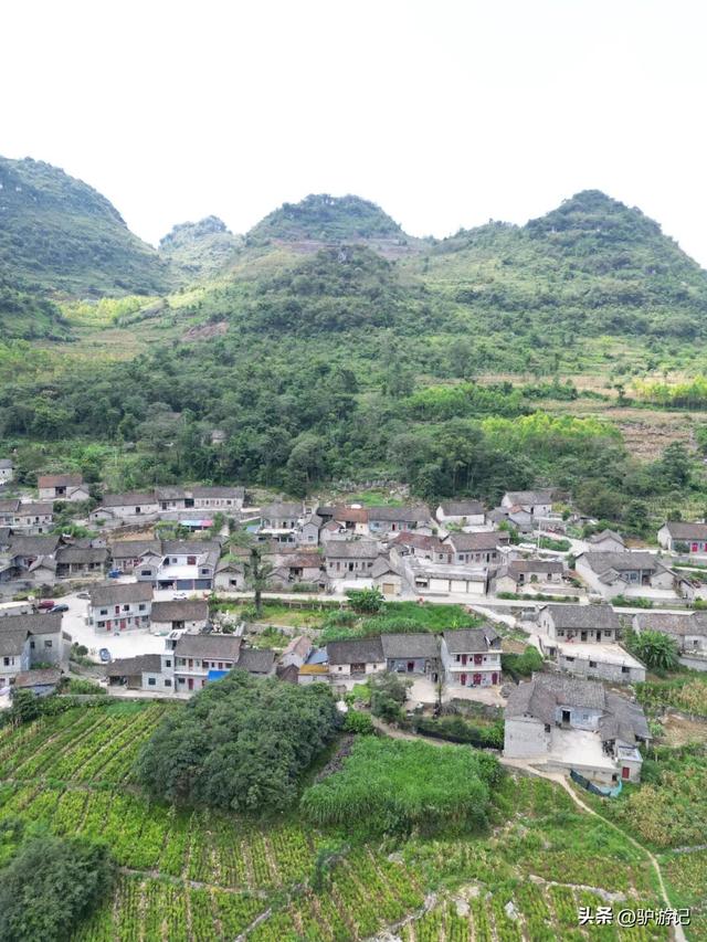 雨补鲁，天坑里的600年古村落，至今仅有一条路进出！