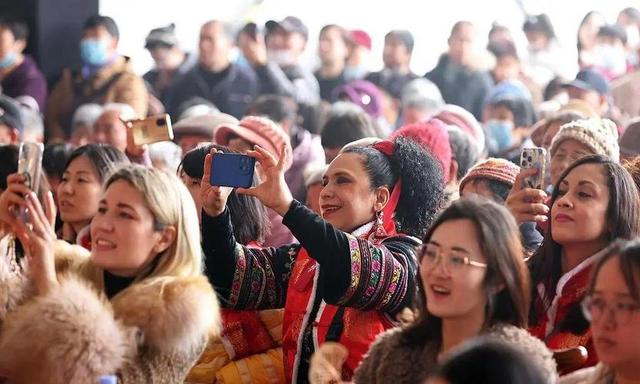 外国人涌入中国，真相扎心：我们的低物价成了他们的消费天堂