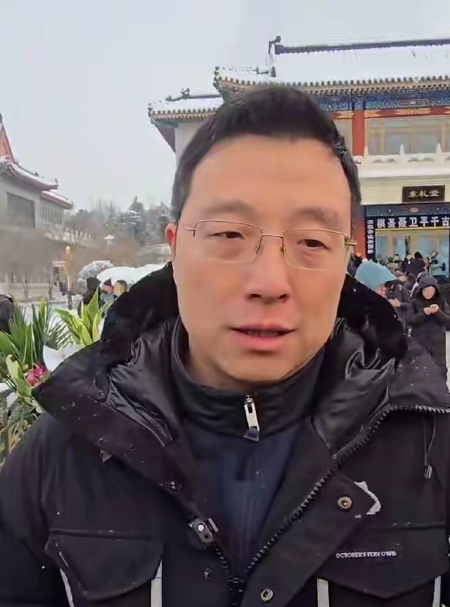 聂卫平葬礼，长子捧遗像，两任妻子未现身	，现任兰莉娅主持现场