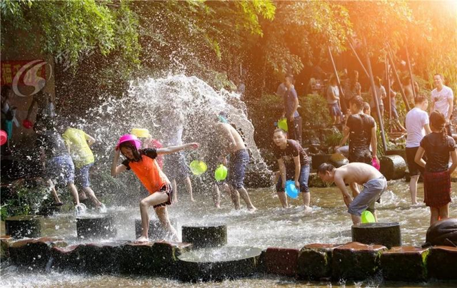 成都10大避暑古镇，溪河玩水泛舟、打水仗、捉虾网鱼…1天打来回