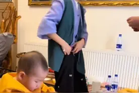 大衣哥送孙儿玩具，儿媳妇陈萌懂得谦让，一家人好温馨图片