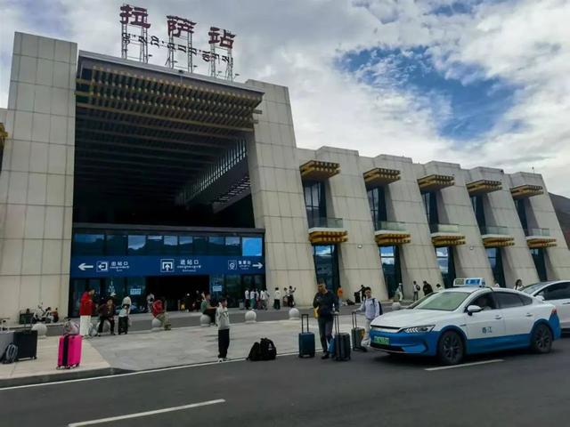 武汉夫妇驾纯电出租车进西藏！跨越3200公里，一场说走就走的“硬核”亲子游