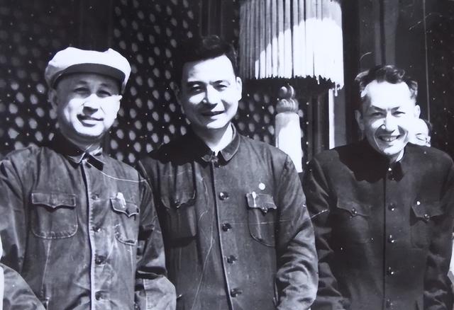 1958年苏联卫星脱轨，预计坠落中国，钱学森凭一道火光算出坠毁点