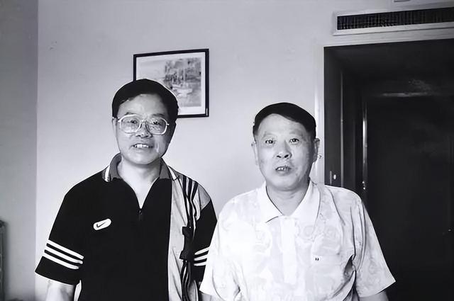 毛主席追悼会上，长女李敏罕见发火质问：我哥哥毛岸成人呢？