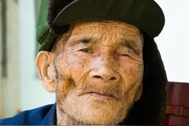 照顾瘫痪父亲5年，哥嫂每月给500，父亲去世我却成了全家的罪人图片