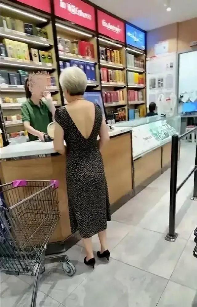 70岁奶奶地铁穿低领衣引热议！网友怒喷：这把年纪真不知羞耻