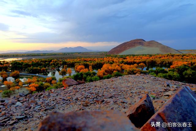 新疆图木舒克盐山秋季
