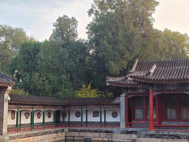 赏联：北海公园“雨余山色深于黛 风定波光正可人”