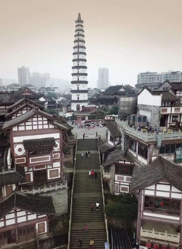 被重庆光芒掩盖，这座小城被一碗“刨猪汤”带火，景点几乎免费看