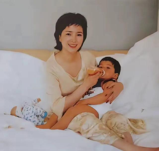 许亚军和儿子同框拍摄时尚大片，这是他和前妻何晴的孩子，叫许何